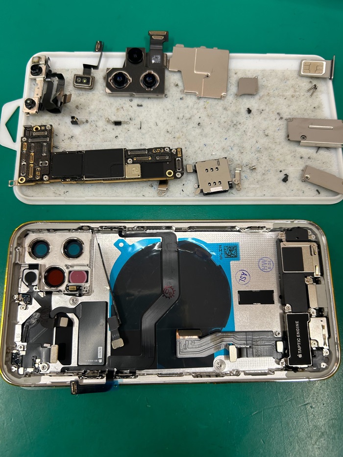 Apple iPhone 12 Pro シルバー 背面ひび割れあり スマートフォン