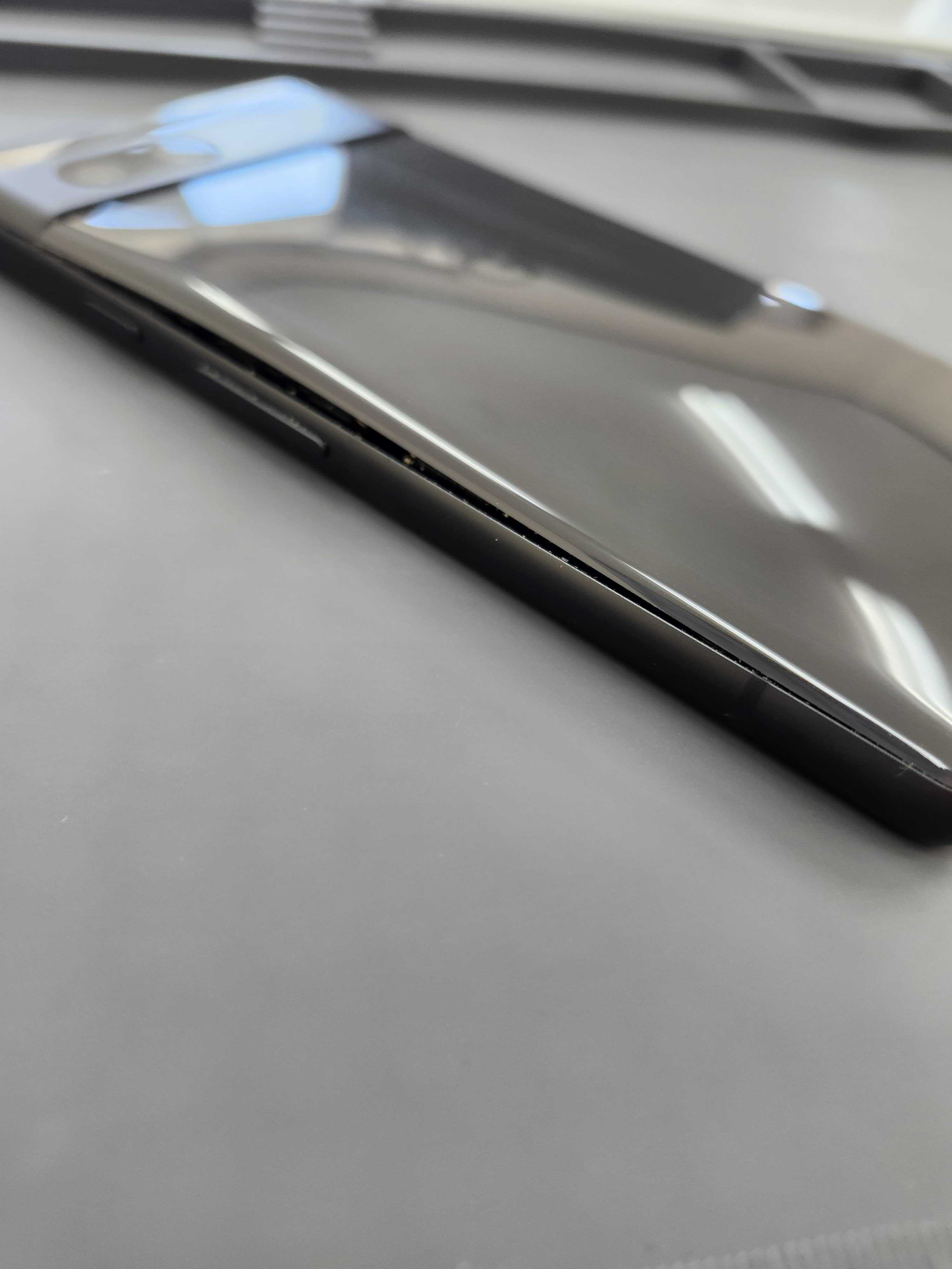豊川市・当日修理】Google Pixel 7aのバッテリー膨張で背面が浮いて
