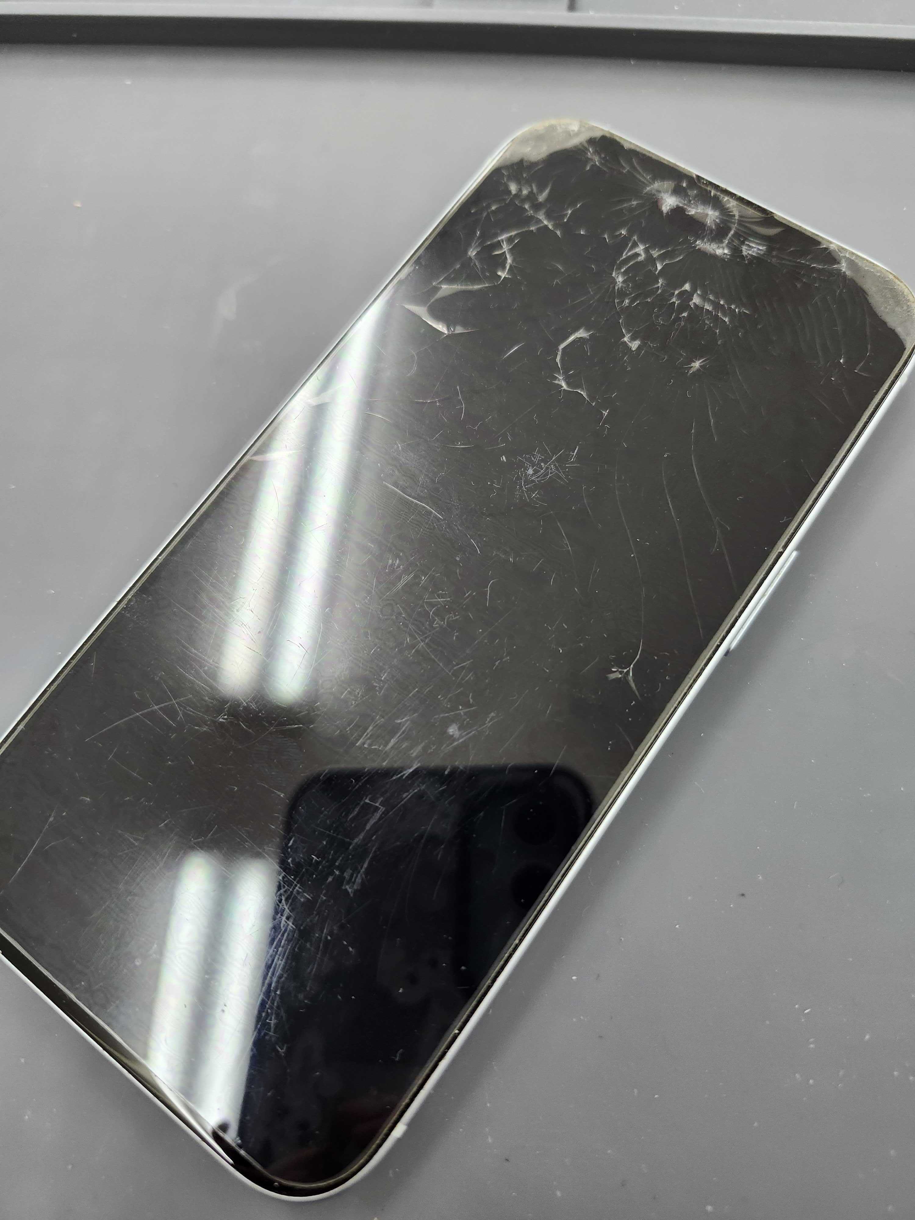 画面割れiPhone15 豊川市】iPhone15の画面割れ修理｜即日60分・データそのまま対応しました！