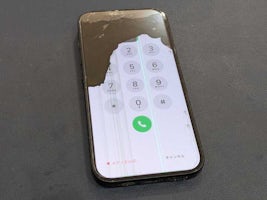 【豊田市】iPhone 15の画面交換修理！黒いシミで見えなくなった画面も即日復旧しました