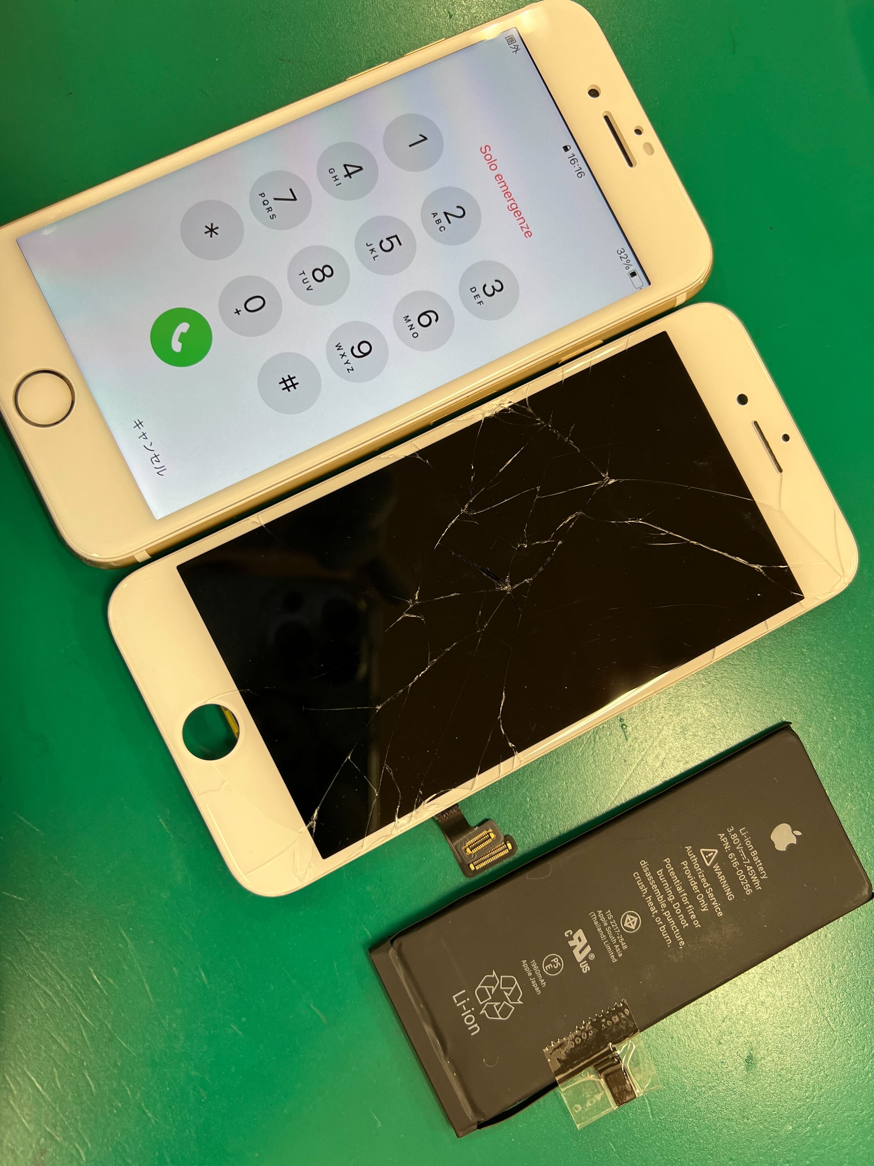 バッテリー95% iPhone 8 64GB ゴールド 動作問題無し　画面割れ有 危険】膨張バッテリー＋画面バキバキのiPhone8を同時修理｜八尾市