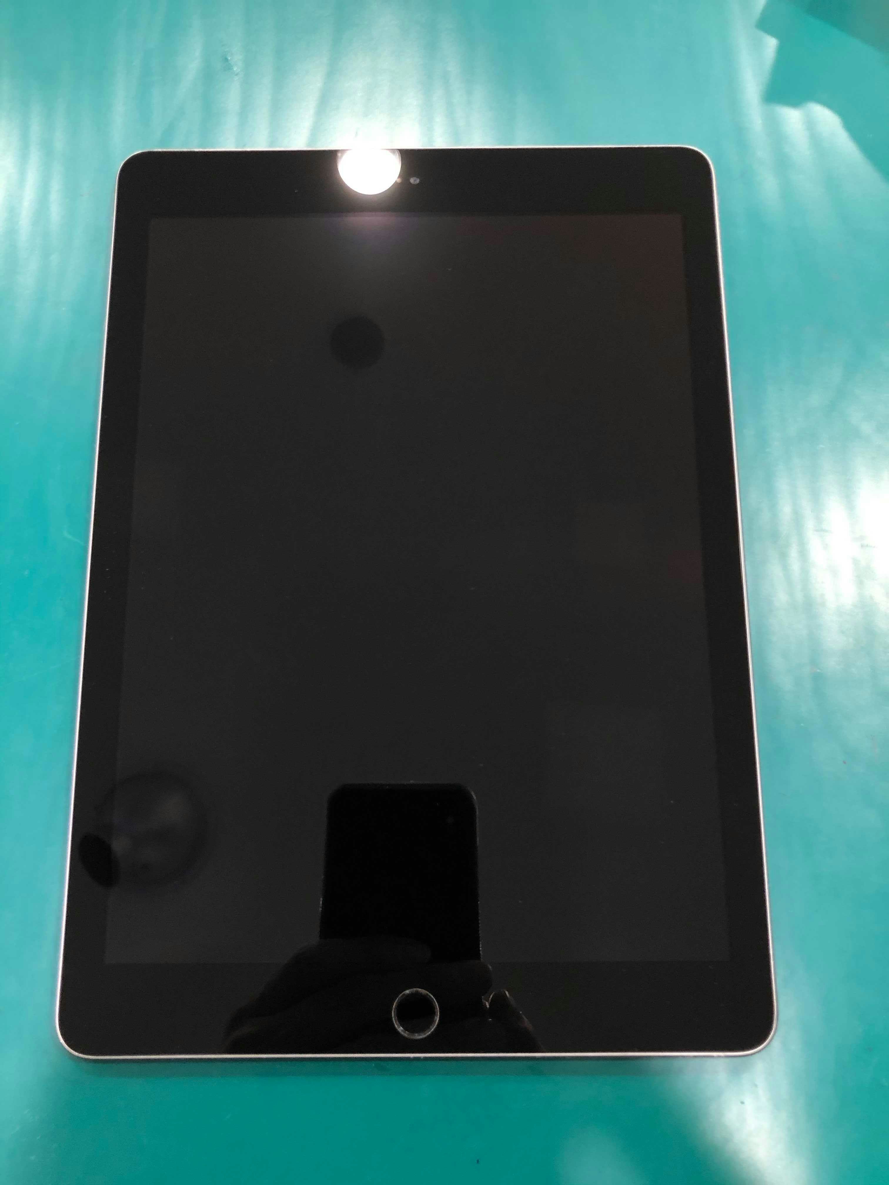 iPad  6 フロントパネル交換後　ガラス交換後　画面交換後