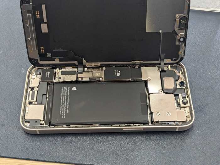 iPhone 　あいふぉん　アイフォン　13 　経年劣化　充電の減りがはやい　膨張　電源落ちる　動作が遅い