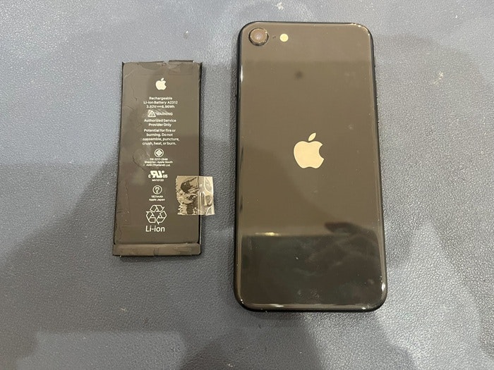 あいふぉん　アイフォン　iPhone　13 pro　充電もたない　1日もたない　減りが早い　経年劣化　サービス表記　電源勝手に落ちる　シャットダウン　ばってりー　バッテリー　交換　修理