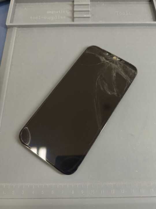 春日井市】 iPhone13 Pro Maxの落として割れてしまった！？画面交換で