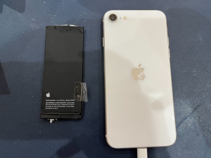 あいふぉん　アイフォン　iPhoneSE3 充電もたない　1日もたない　減りが早い　経年劣化　サービス表記　電源勝手に落ちる　シャットダウン　ばってりー　バッテリー　交換　修理