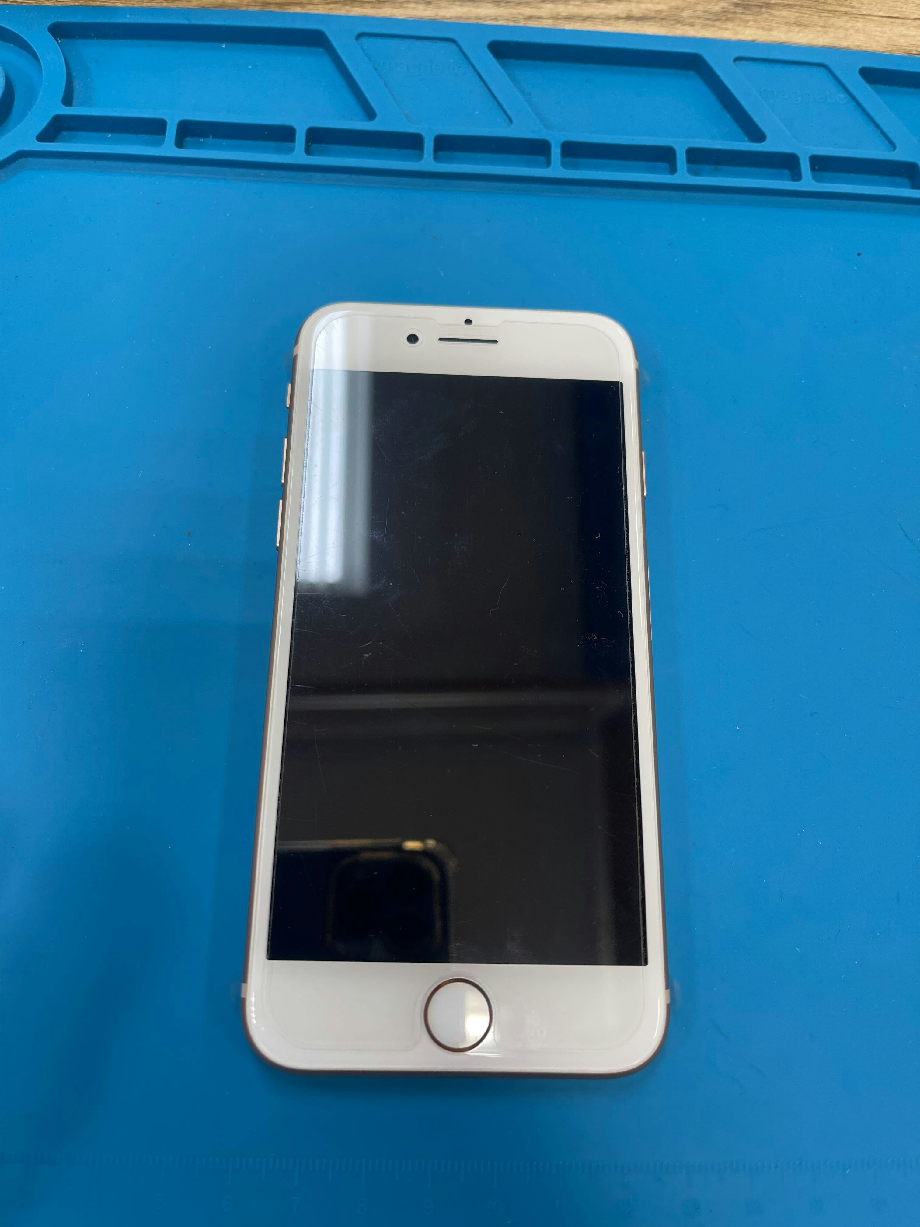 iPhone8　iPhone　修理　スマホ　スマホ修理　即日　バッテリー膨張　電源落ちる　バッテリー交換　豊川　豊橋　新城　蒲郡　湖西　浜松