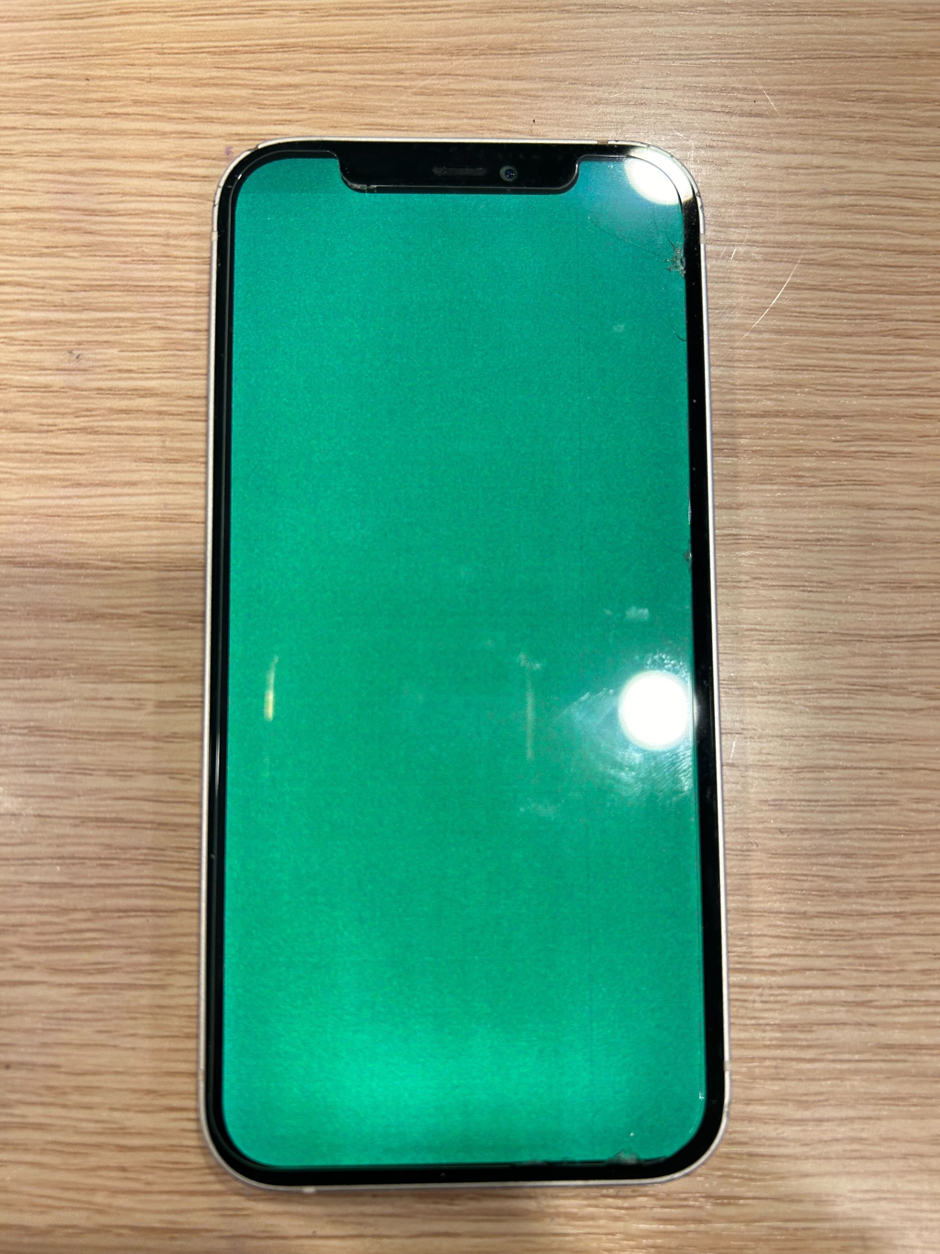 iPhone 12 画面緑になった 一宮市
