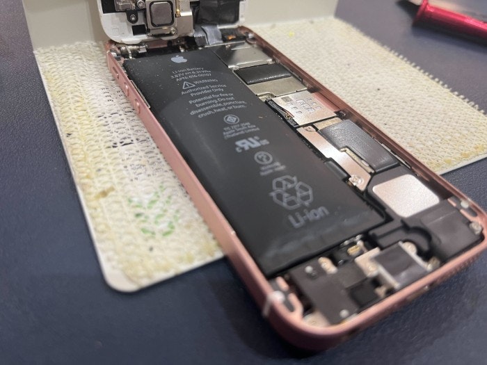 あいふぉん　アイフォン　iPhoneSE 初代 充電もたない　1日もたない　減りが早い　経年劣化　サービス表記　電源勝手に落ちる　シャットダウン　ばってりー　バッテリー　交換　修理