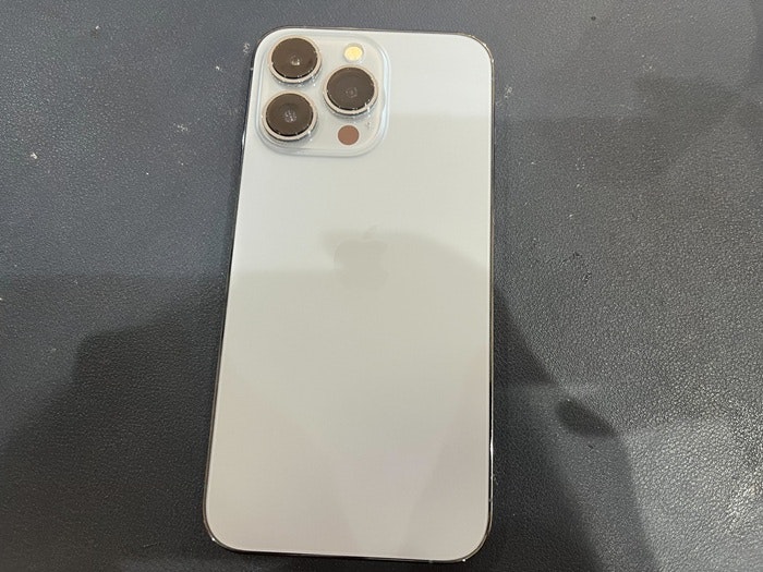 あいふぉん　アイフォン　iPhone　13Pro　充電もたない　1日もたない　減りが早い　経年劣化　サービス表記　電源勝手に落ちる　シャットダウン　ばってりー　バッテリー　交換　修理