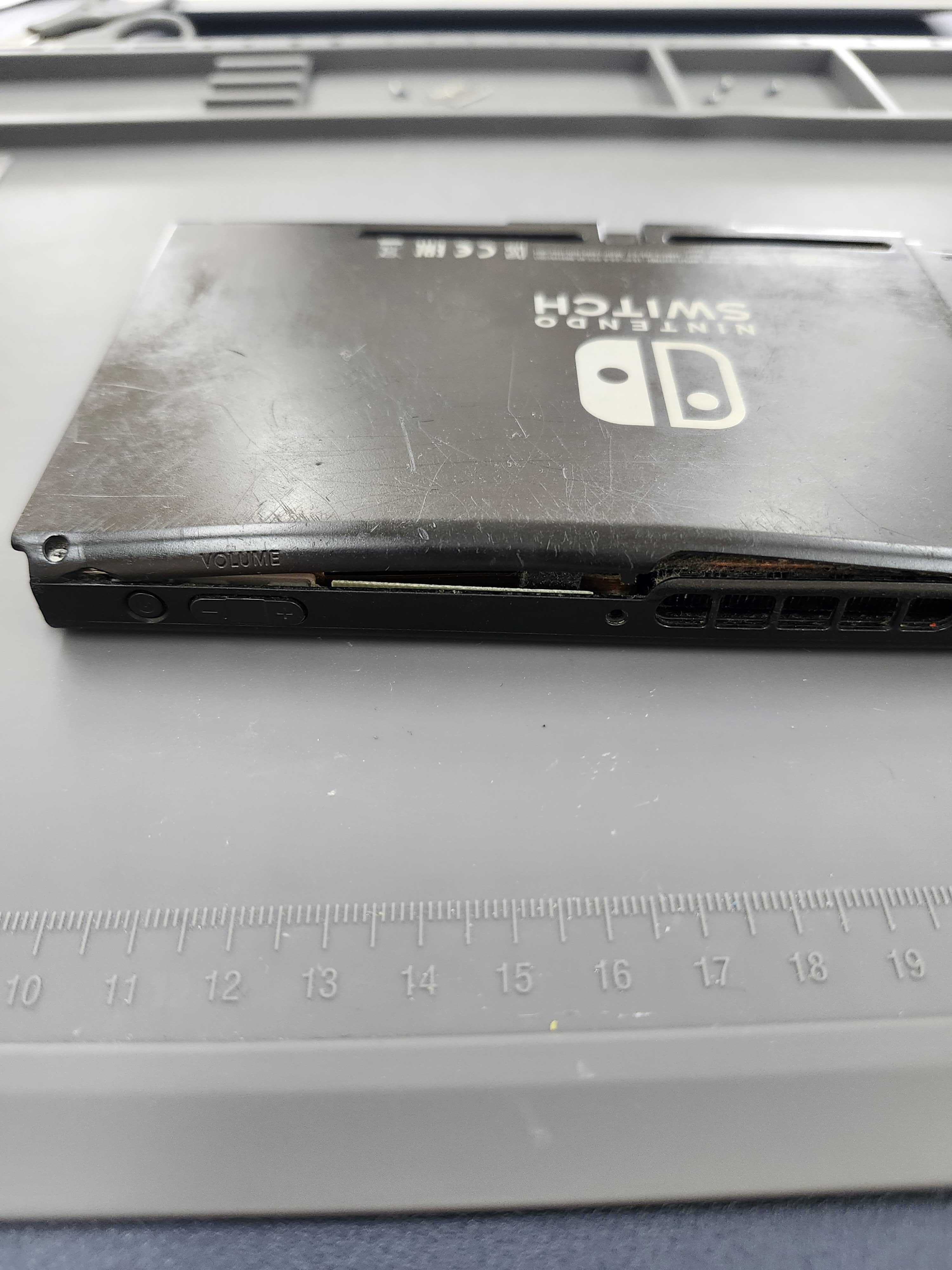 Nintendo Switch】背面が盛り上がるほどのバッテリー膨張を即日修理