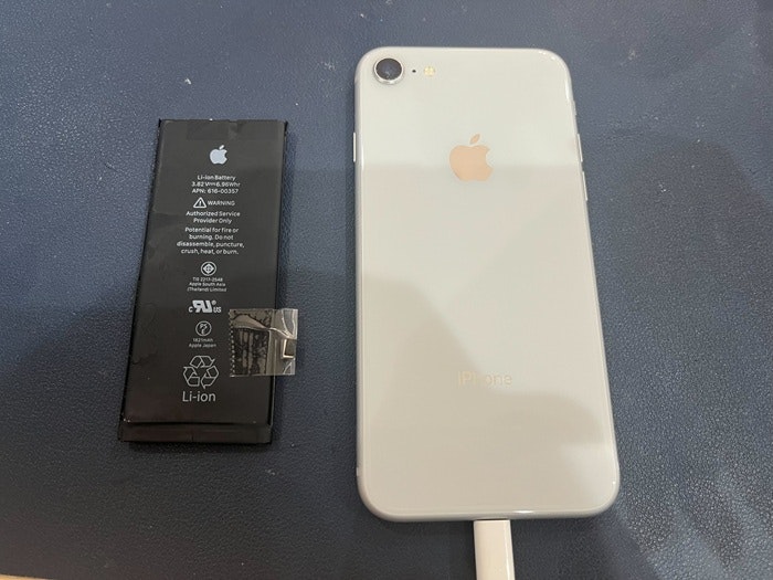 あいふぉん　アイフォン　iPhone8 充電もたない　1日もたない　減りが早い　経年劣化　サービス表記　電源勝手に落ちる　シャットダウン　ばってりー　バッテリー　交換　修理