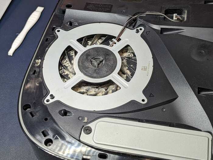 SONY PS5 熱い 熱暴走 ホコリ 埃 ゴミ 排気 排熱 熱々 熱落ち 掃除 清掃 ホコリ取り ファン メーカー修理 正規修理 掃除方法 自分で 分解方法