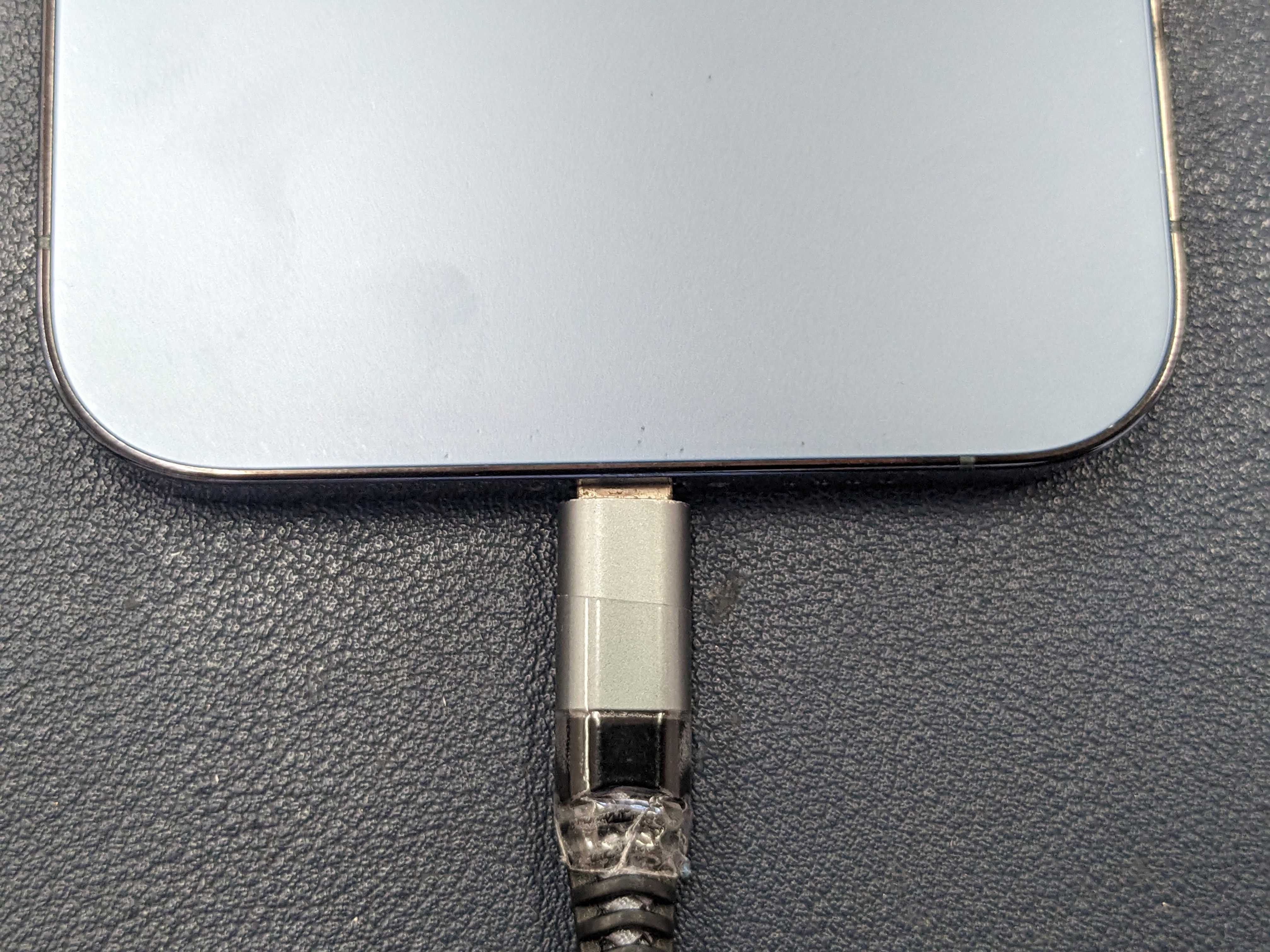 iPhone 12 pro max 充電口清掃