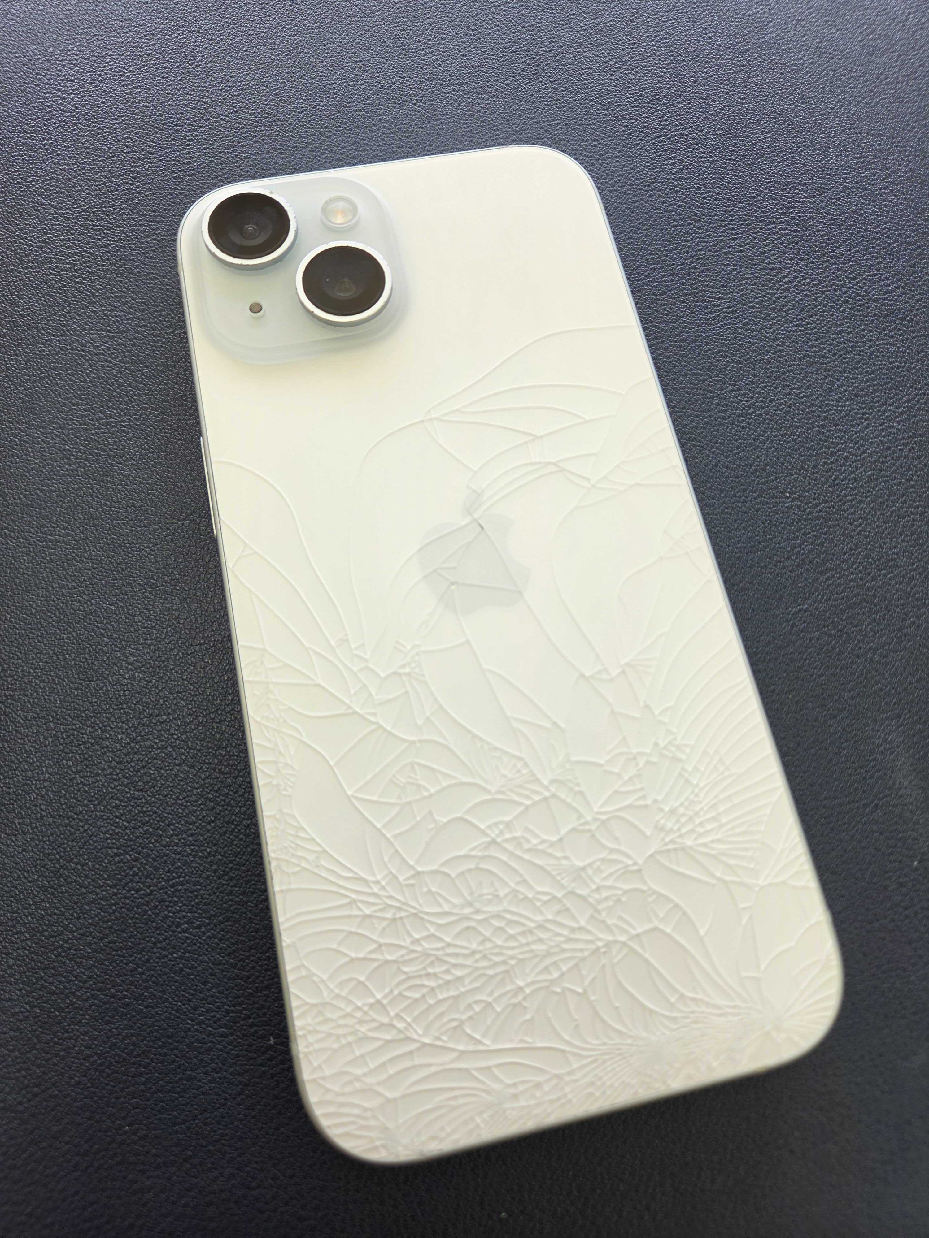 春日井市】iPhone 15の背面修理（白 シルバー） 背面ガラス割れも修理