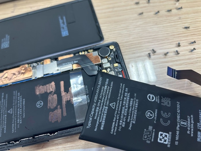 Google Pixel 7a　バッテリー膨張
