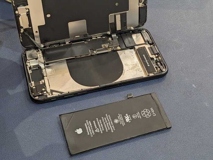 あいふぉん　アイフォン　iPhone SE2　充電減りが早い　もちがわるい　サービス表記　充電たまらない　経年劣化　ばってりー　バッテリー　交換　修理