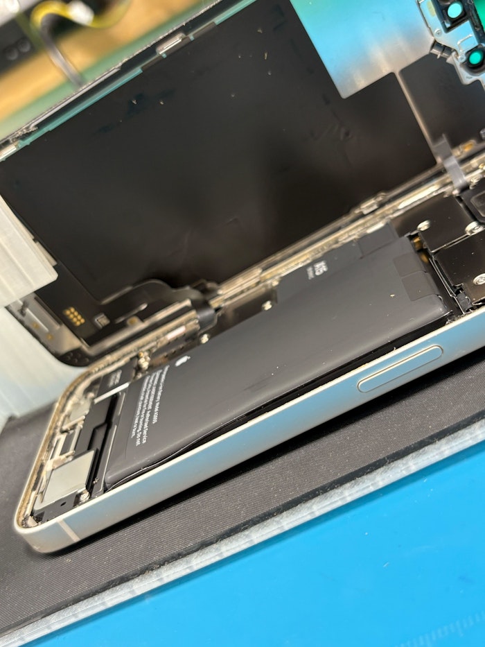 バッテリー膨張　iPhone13　豊橋