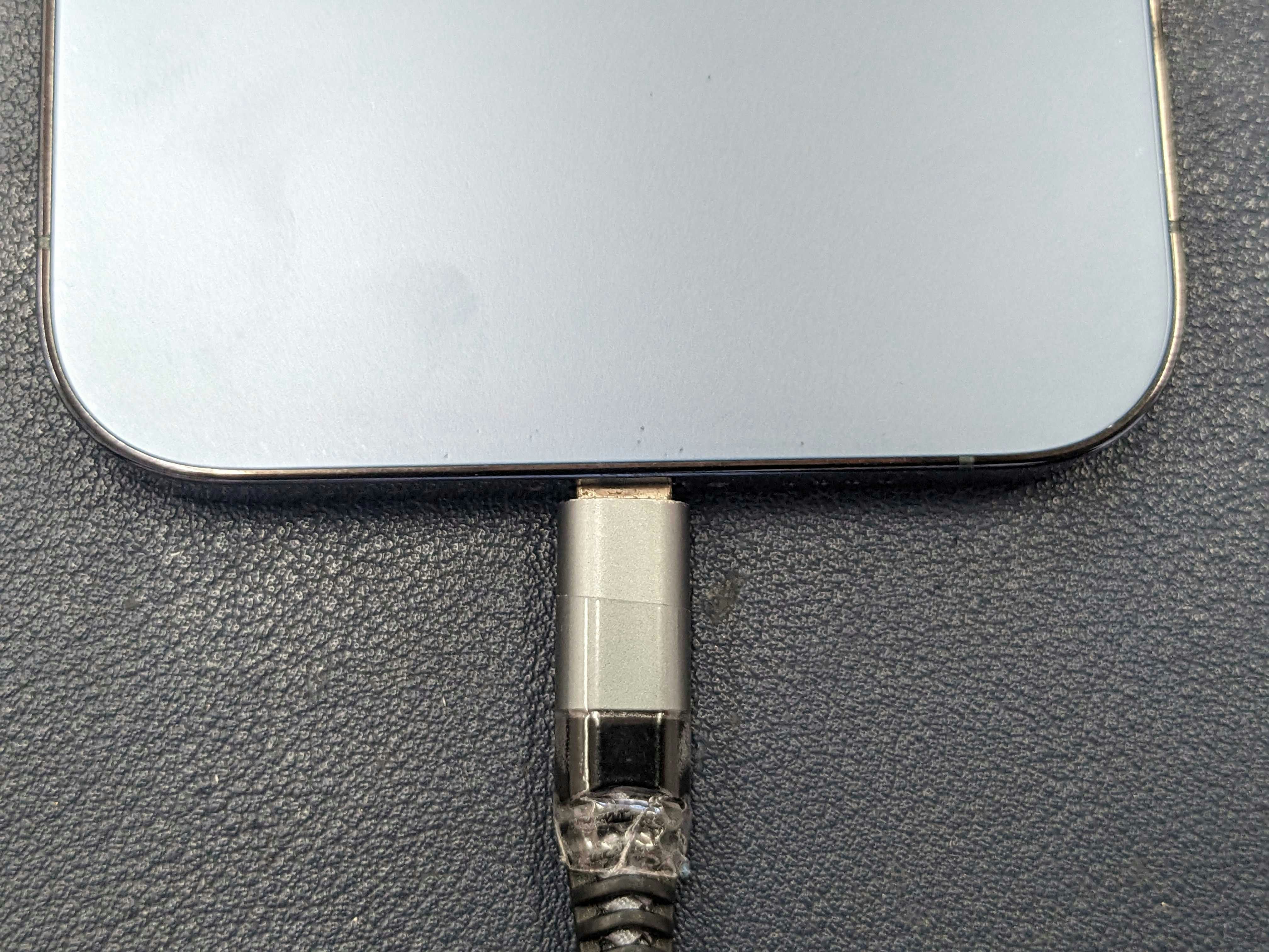 あいふぉん アイフォン iPhone 12 pro max 充電口 清掃 角度