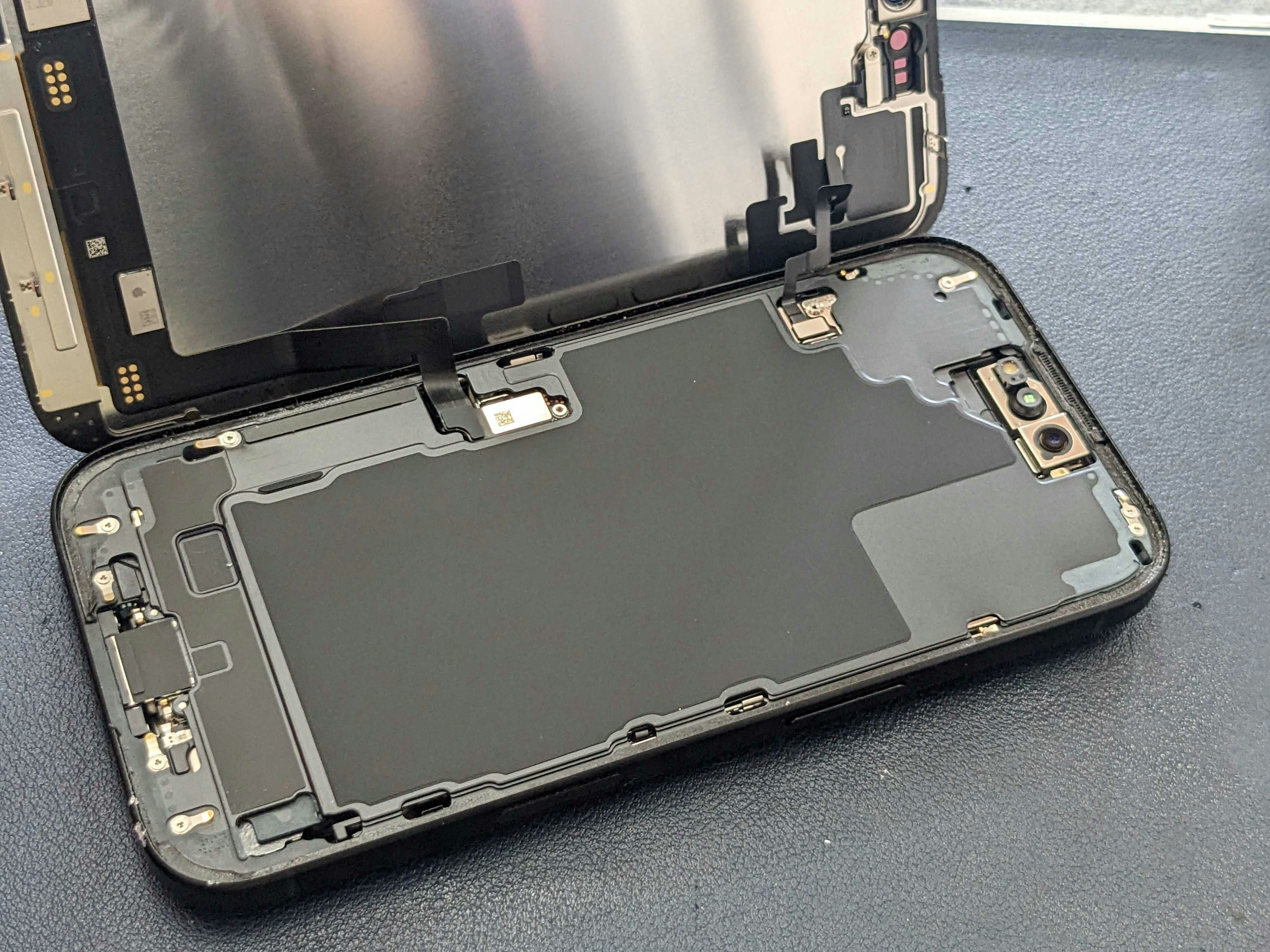 あいふぉん　アイフォン　iPhone　16　落下　衝撃　破片　割れた　画面真っ暗　振動や音はする　表示不良　画面修理　交換