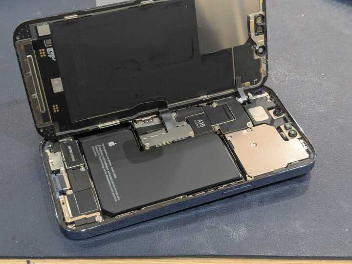 豊田市】iPhone13 Proの背面交換修理を行いました！背面ガラス割れも