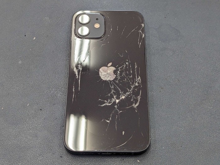 iPhone 12 背面割れ 修理