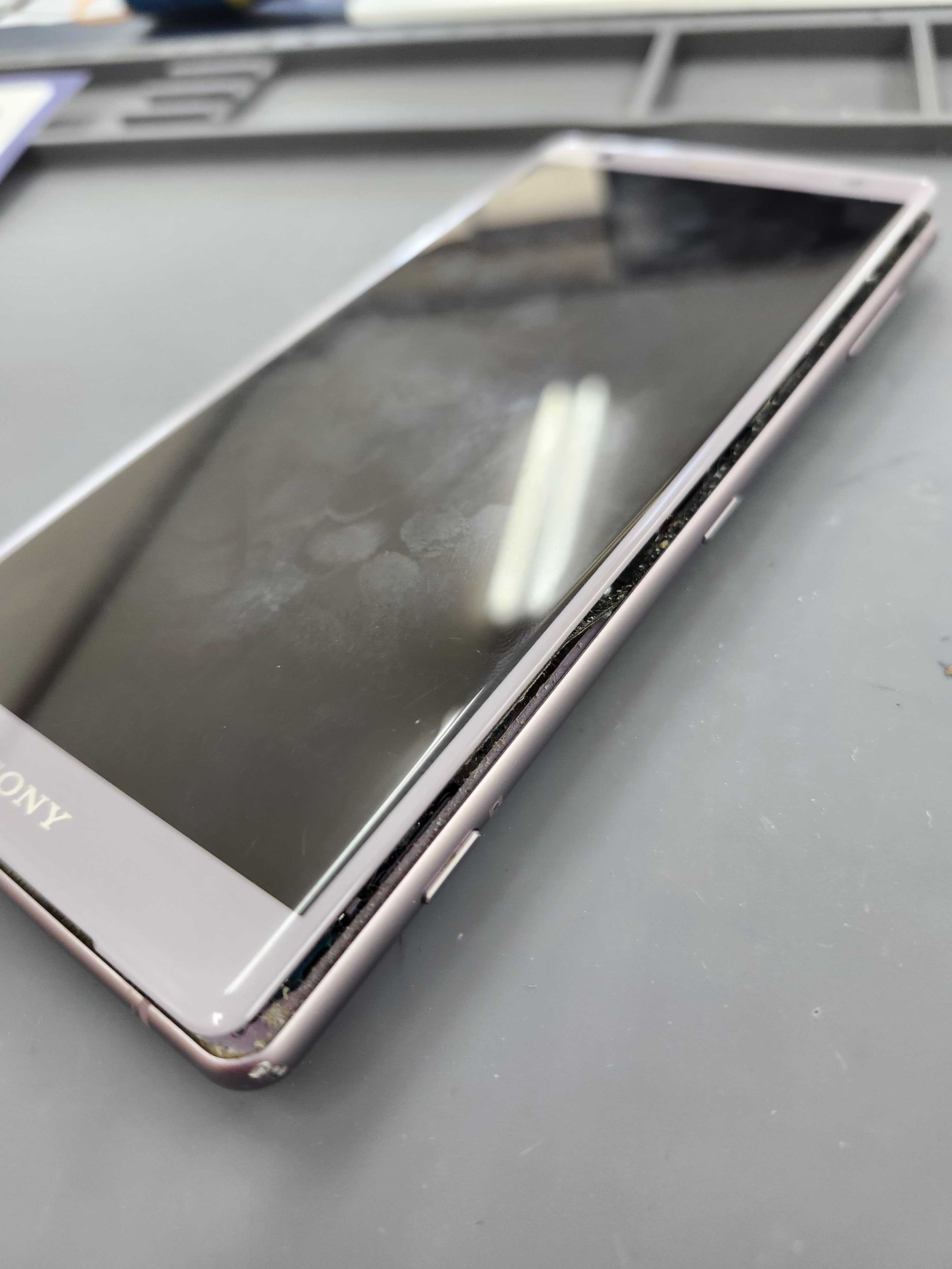 豊川店】Xperia XZ2 のバッテリー膨張を即日90分〜で安全修理！画面