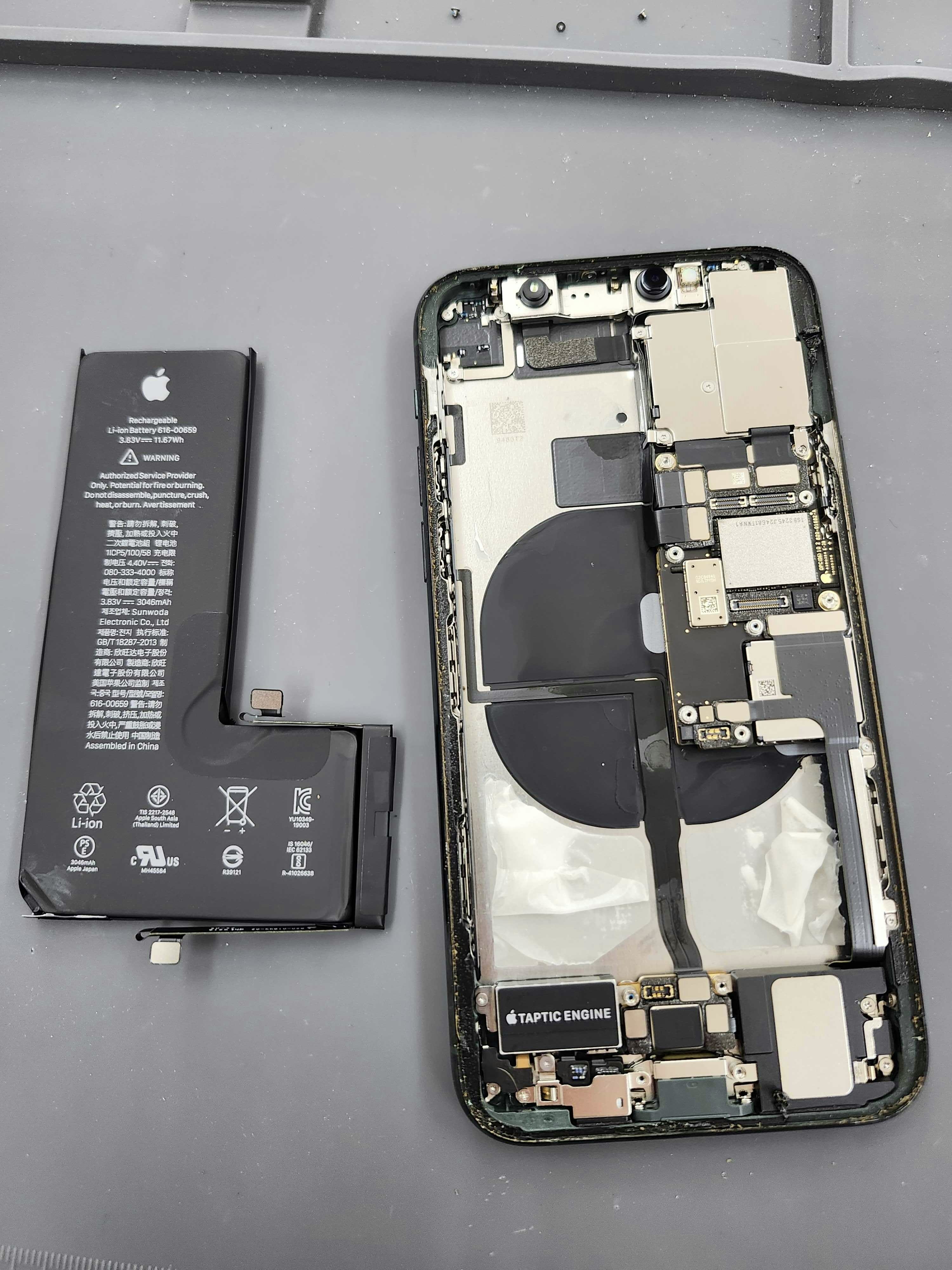 iPhone 11 pro 画面交換、バッテリー交換 途中