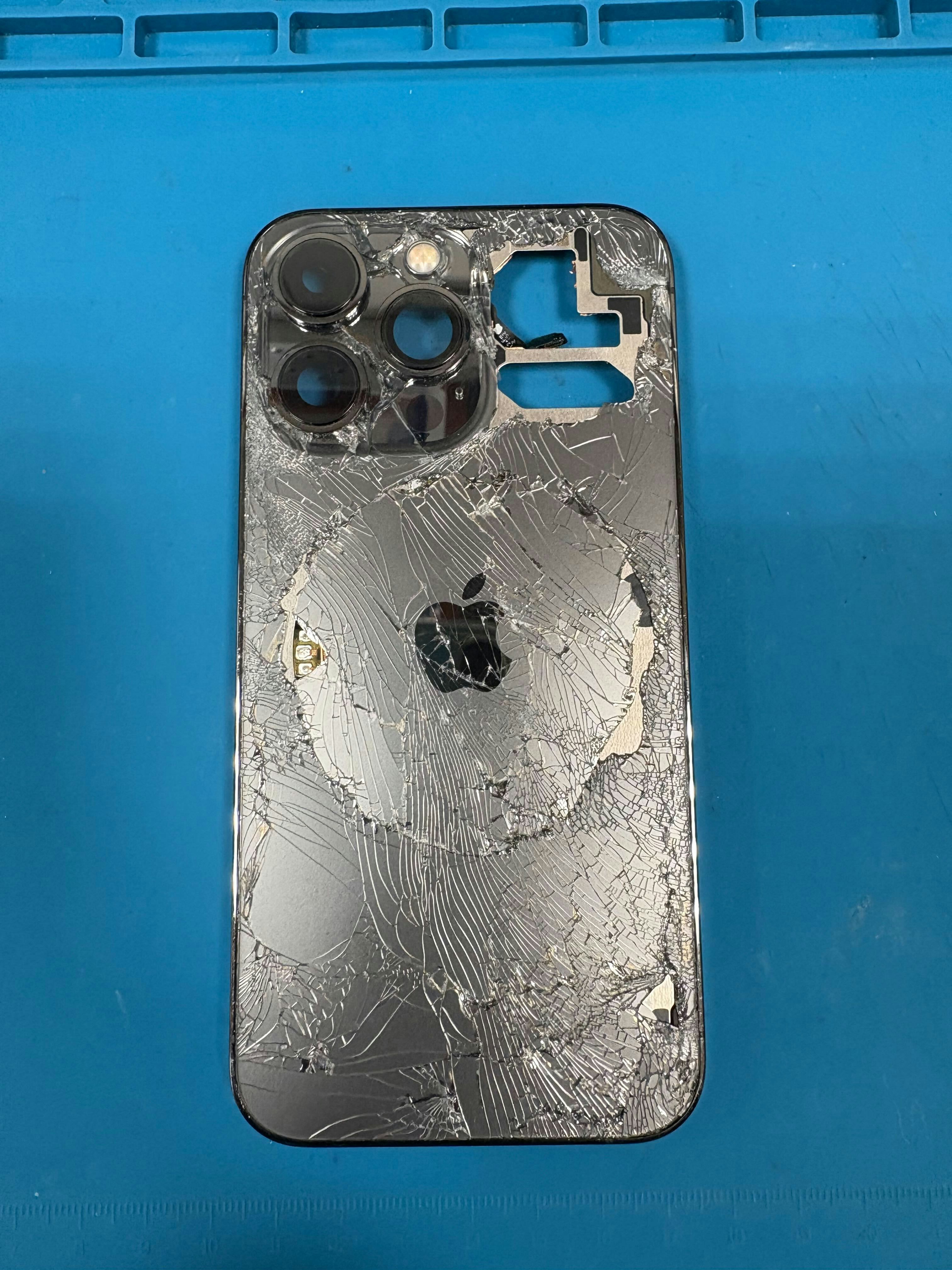 iPhone13Pro　背面割れ　即日修理