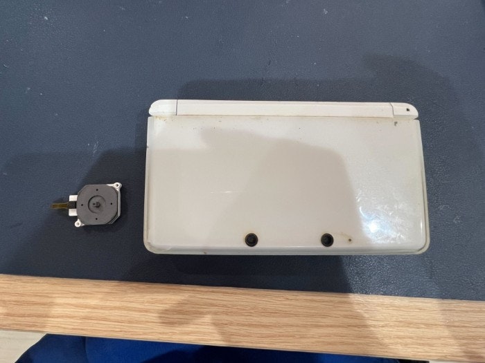 Nintendo 任天堂 ニンテンドウ ニンテンドー New 3DS 勝手に動く スティック スライドパッド 操作 電源 充電 充電持ち バッテリー持ち 修理 故障 治す 直す メーカー 正規修理 メーカー修理 サポート終了