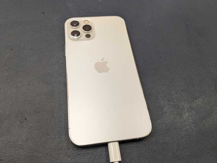 あいふぉん iPhone 12 pro 充電減り早い 経年劣化 サービス表記 電源落ちる 画面浮き 膨張 ばってりー バッテリー 修理 交換