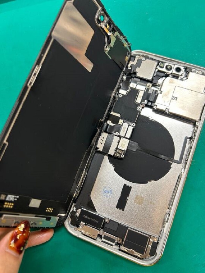 iPhone14ProMax　背面割れ