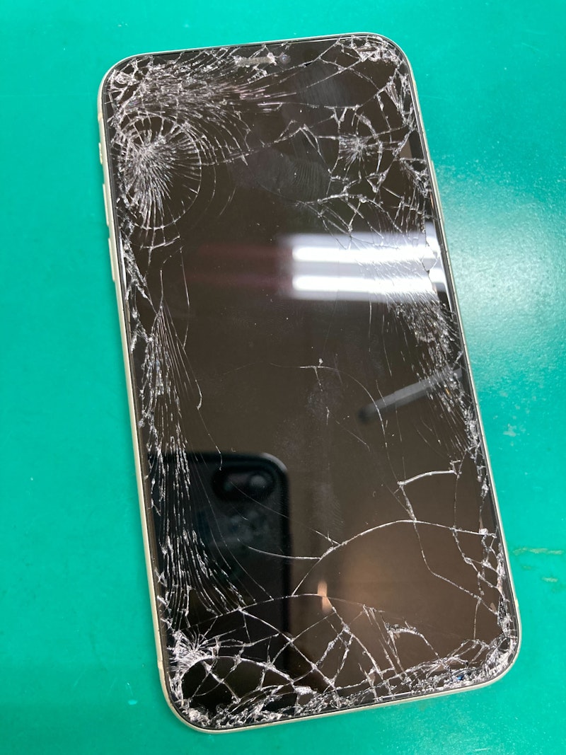 iPhone画面割れ】放置は絶対NG！操作不能・データ消失・ケガのリスクと