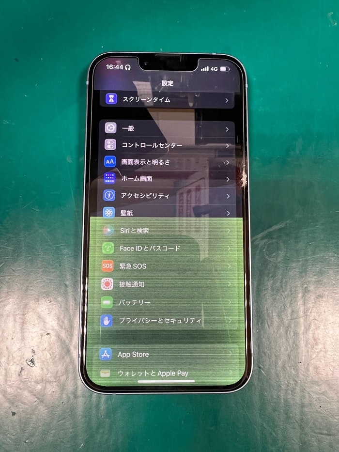 iPhone 14 画面緑になった　画面修理