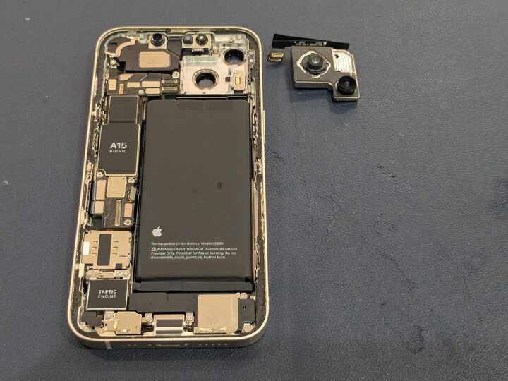 豊田市】iPhone 13のカメラ交換修理！レンズ割れと白っぽい映りも即日