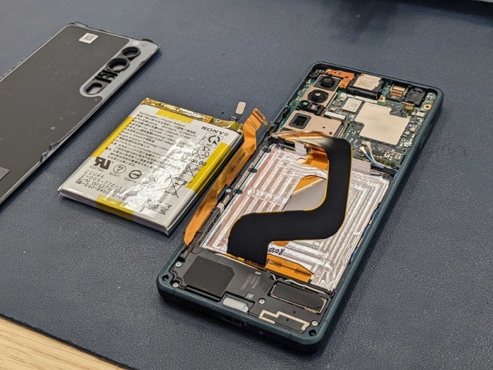 Xperia 1III 充電減り早い　発熱　膨張　膨らみ　電源落ちる　ばってりー　バッテリー　交換　修理