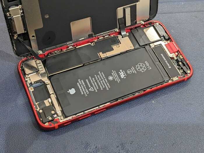 あいふぉん　アイフォン　いPhone SE2　充電減りはやい　膨張　画面浮く　サービス表記　経年劣化　電源落ちる　ばってりー　バッテリー　交換