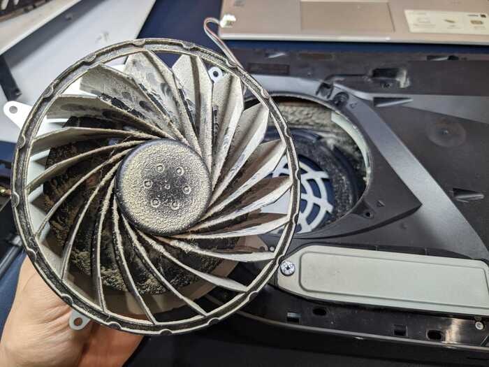 SONY PS5 熱い 熱暴走 ホコリ 埃 ゴミ 排気 排熱 熱々 熱落ち 掃除 清掃 ホコリ取り ファン メーカー修理 正規修理 掃除方法 自分で 分解方法