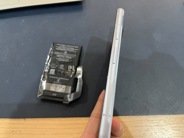 Android アンドロイド Pixel 7a ピクセル 充電もたない　1日もたない　減りが早い　経年劣化　サービス表記　電源勝手に落ちる　シャットダウン　ばってりー　バッテリー　交換　修理