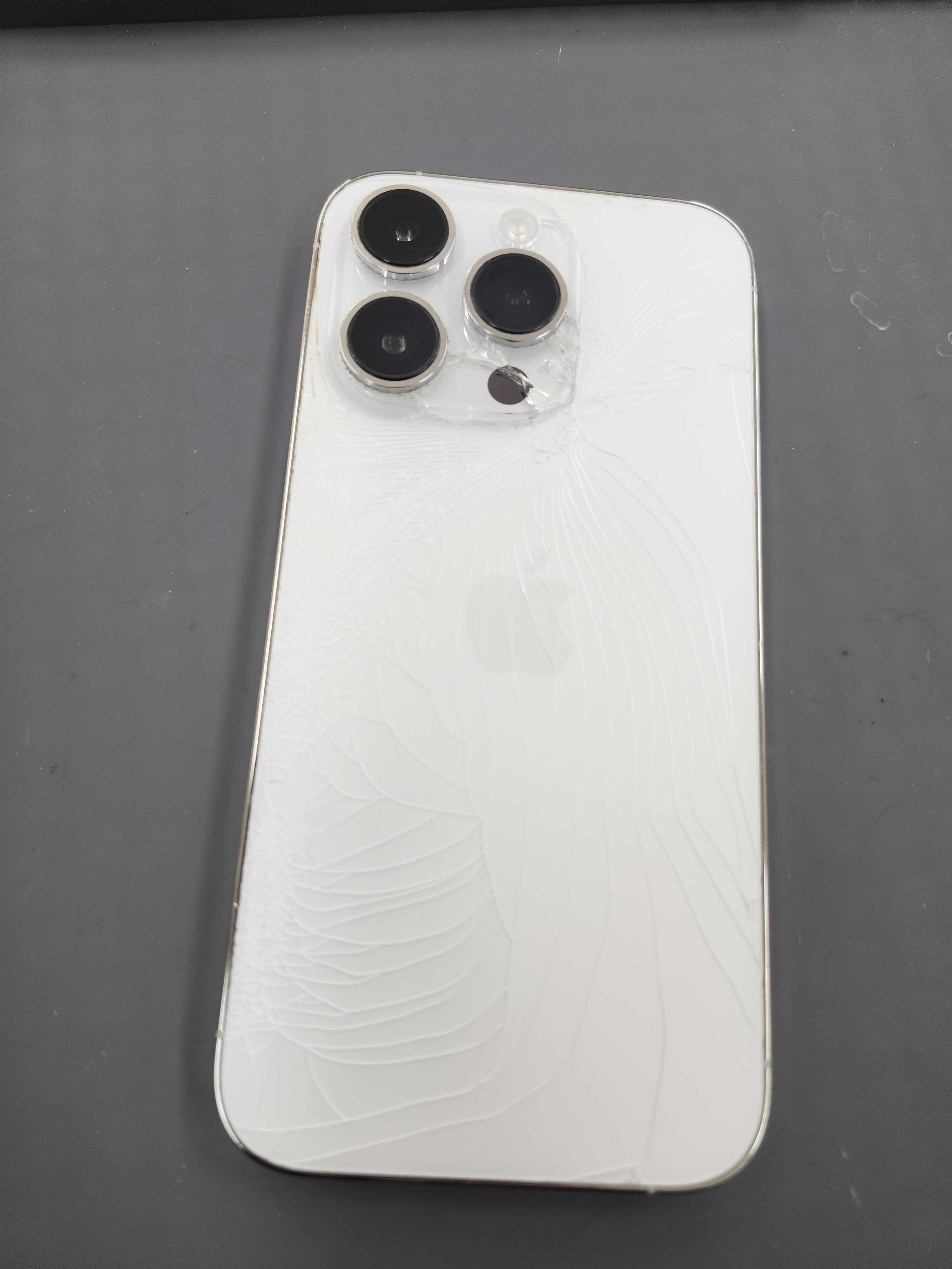 豊川市】iPhone14Proの背面ガラス割れ修理｜放置は危険！？即日修理も