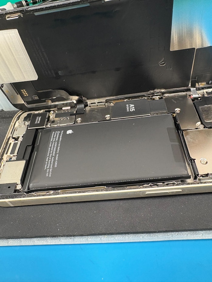 バッテリー膨張　iPhone13　豊橋