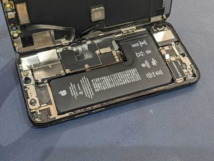 iPhone アイフォン アイフォーン スマホ スマートフォン バッテリー 電池 充電持ち 交換 取り替え メーカー修理 Apple Store 正規修理 純正 社外 保険 保証 AppleCare 故障 壊れた 壊した 修理 直す 治す 改善 自分で交換