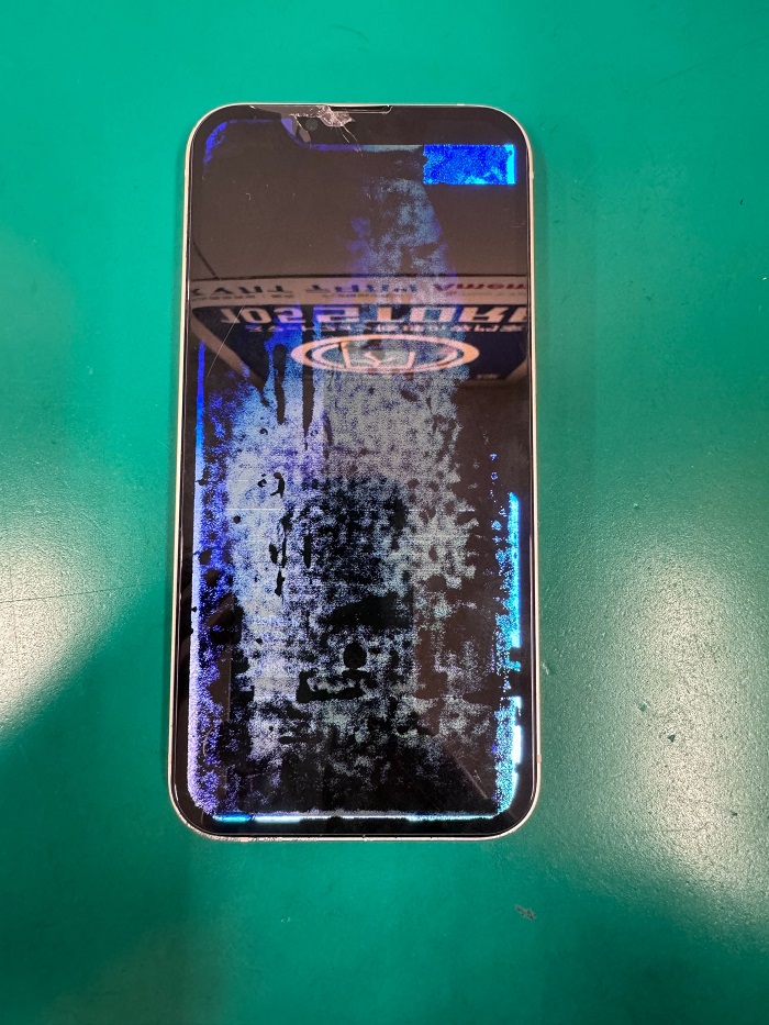 iPhone13 画面割れ、液晶漏れあり、非正規液晶修理品 豊川市でiPhone13の画面交換修理】液晶漏れ・液晶不良も当日修理対応！