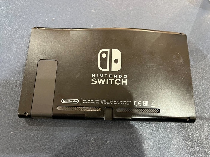 Switch スイッチ 本体 バッテリー 電池 膨張 膨らんでる 危ない 充電しないほうがいい 故障 壊れた 修理 直す 治す