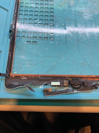 割れたガラスパネル