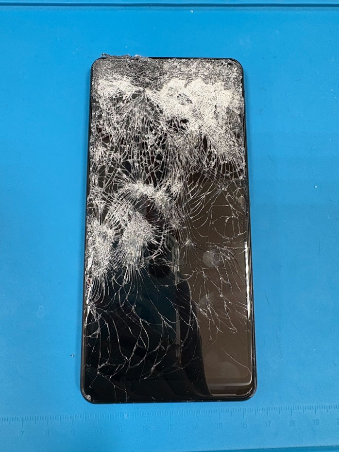 画面割れ　AQUOS　修理