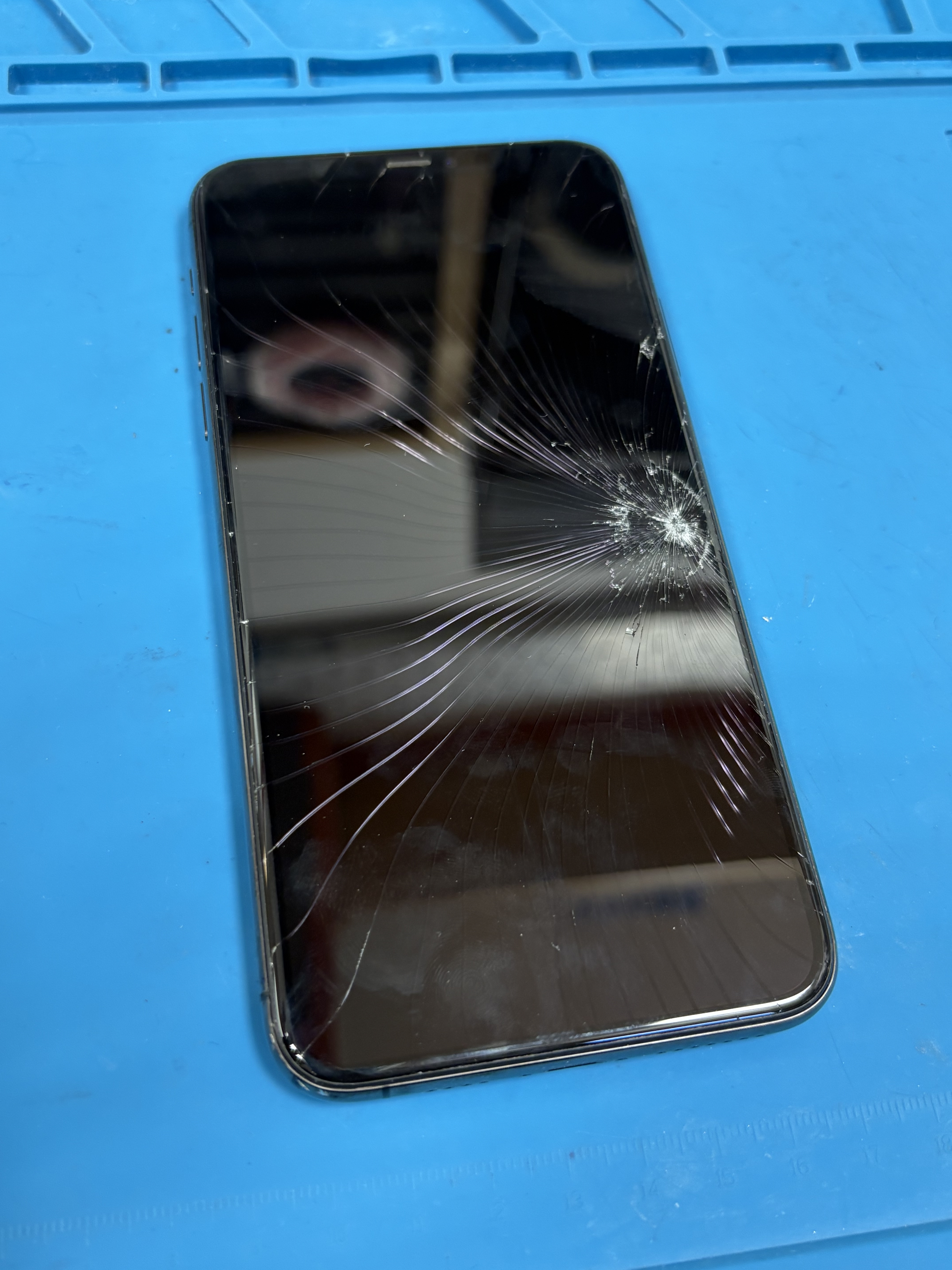 iPhone11pro 部品取り　画面割れあり 豊橋市】iPhone 11 Pro Maxの画面割れ修理！画面交換で快適に使える