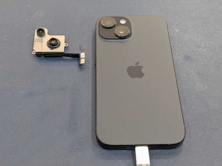豊田市】iPhone15のカメラ交換修理を行いました！カメラとライトが使え