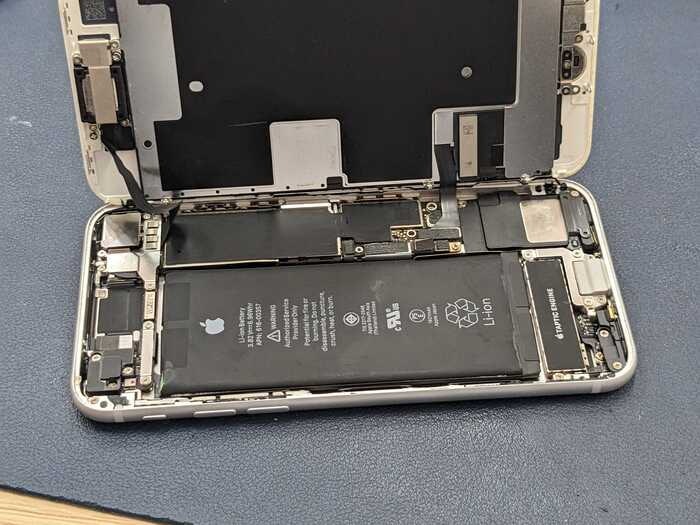 iPhone 8  あいふぉん　アイフォン　充電減りはやい　膨張　発火　発熱　サービス表記　経年劣化　ばってりーバッテリー　交換