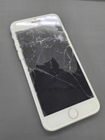 【豊川市でiPhone8の画面割れ修理】激しく割れてしまった画面も当日修理で元通り！